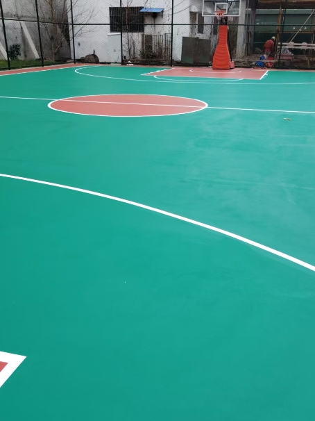 同江 球场长期使用易出现地面开裂